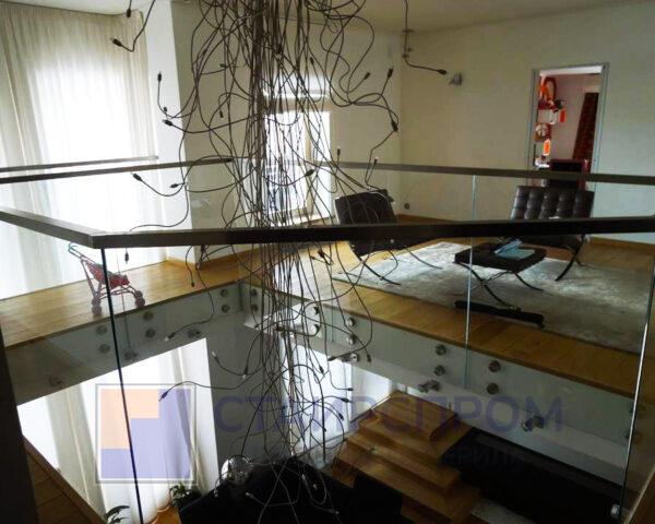 Ограждения атриума самонесущие и нержавеющий поручень по верх стекла