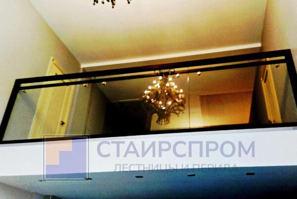 Стеклянные перила в деревянном обрамлении