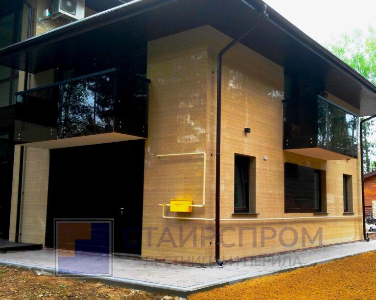 Стеклянные ограждения из черного стекла на точках для балкона