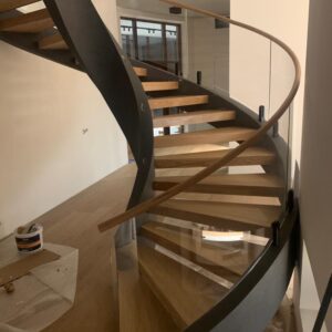 Спиральная лестница и перила из моллированного стекла