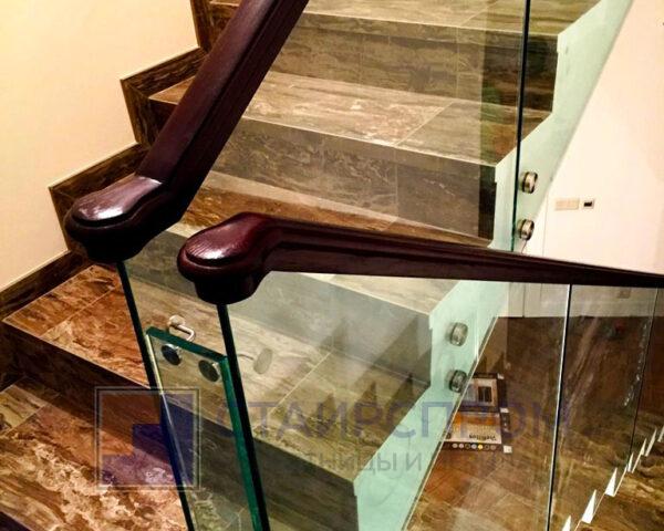 Перила из самонесущего стекла с деревянным фигурным поручнем
