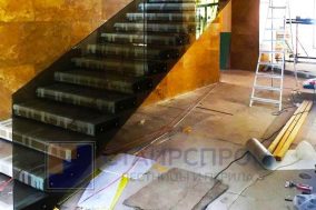 Лестница с парящими ступенями на самонесущем стекле
