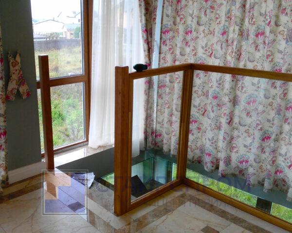 Стеклянные ограждения в раме из дерева