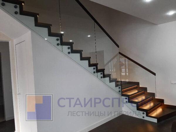 Лестница отделанная дубом и перила цельностеклянные