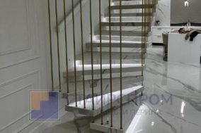 Лестничные ограждения с латунными подвесами