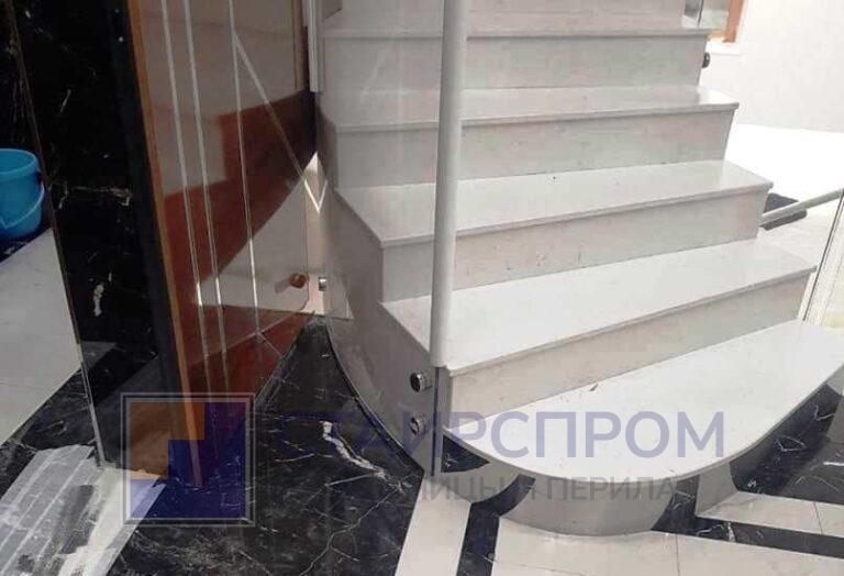 Цельностеклянные лестничные моллированные перила