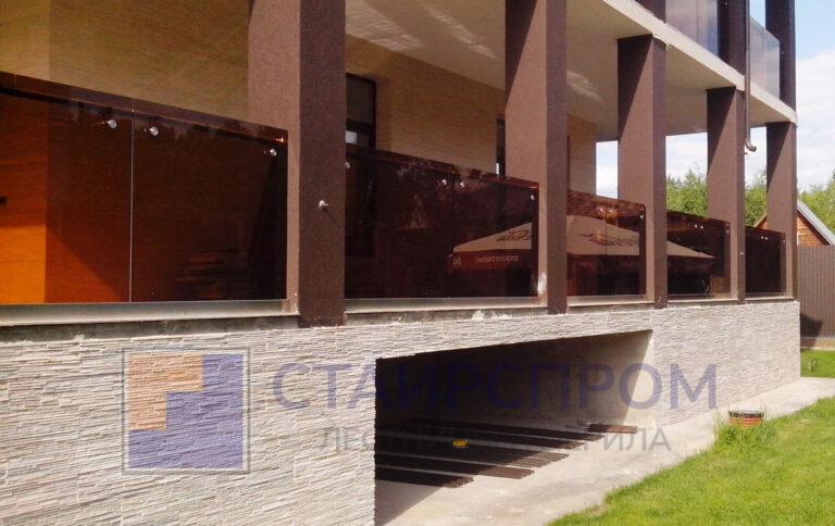 Ограждения для террасы из бронзового стекла в нержавеющем профиле