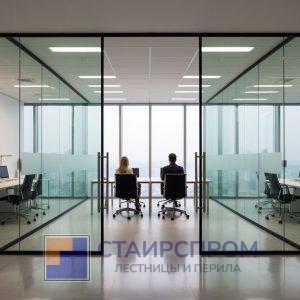 Стеклянная офисная перегородка с открытыми распашными стеклянными дверями