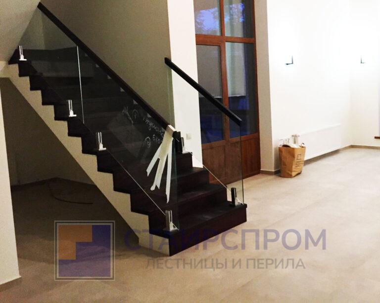 Ограждения лестницы из самонесущего стекла на нержавеющих стойках