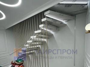 Консольная лестница с каменными ступенями на подвесах