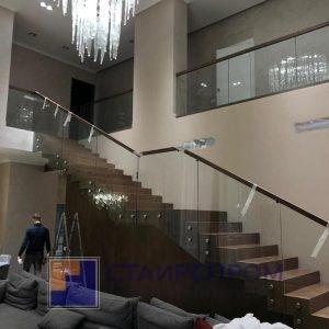 Самонесущие стеклянные ограждения лестницы на точках