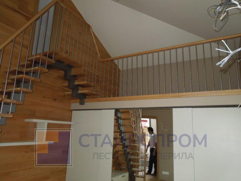 Ограждение второго света с вертикальным заполнением из нержавейки