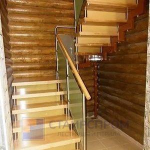 Ограждениями из стекла и нержавеющей стали для лестницы