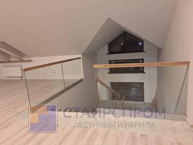 Стеклянные ограждения на точках и напольном профиле