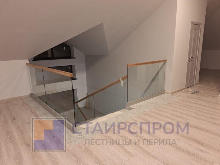 Стеклянные ограждения на точках и напольном профиле