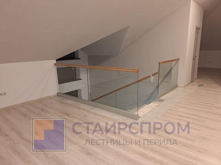 Стеклянные ограждения на точках и напольном профиле