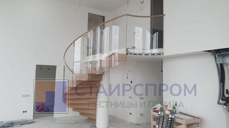 Стеклянные ограждения деревянных винтовых лестниц - 2025 03 19 20.16.13 1