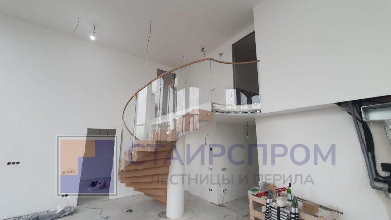 Стеклянные ограждения деревянных винтовых лестниц