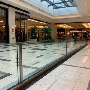 Стеклянное ограждение в торговом центре