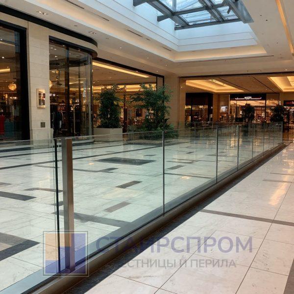 Стеклянное ограждение в торговом центре