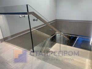 Перила лестницы из стекла