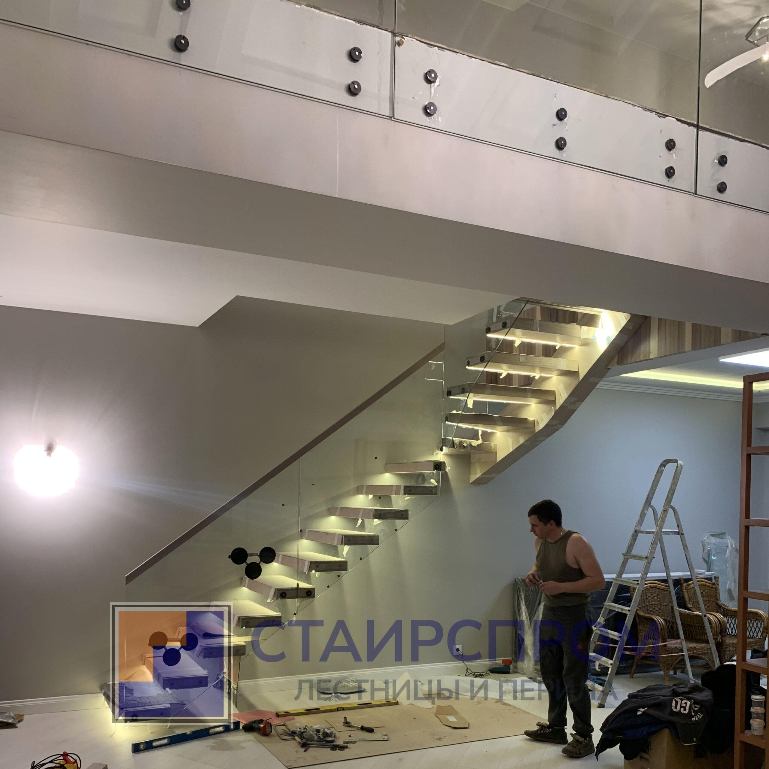 Лестница с консольными ступенями из дерева на стекле