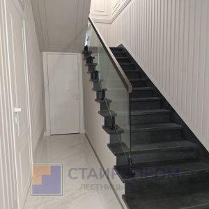 Стеклянные перила на круглых черных стойках