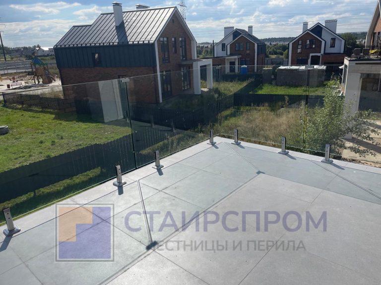 Ограждения балкона из стекла на мини-стойках