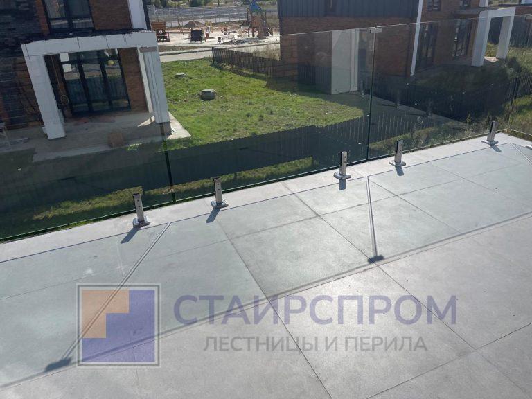 Ограждения балкона из стекла на министойках