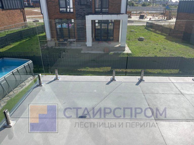 Ограждения для балкона из стекла на министойках