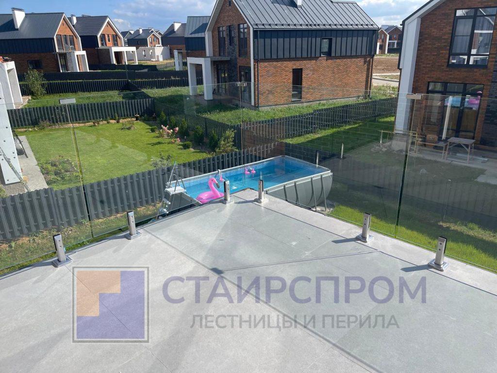 Ограждения балкона из стекла на министойках