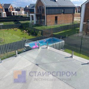 Ограждения балкона из стекла на министойках