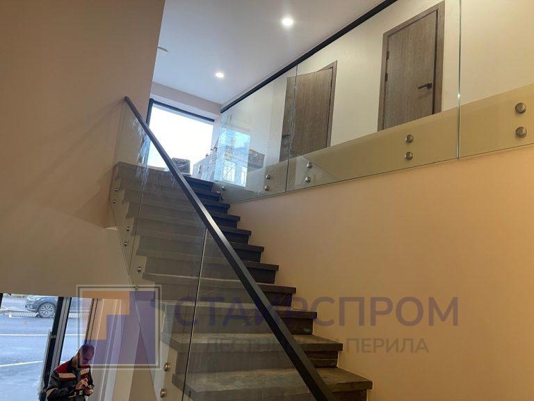 Лестничные стеклянные ограждения на точках