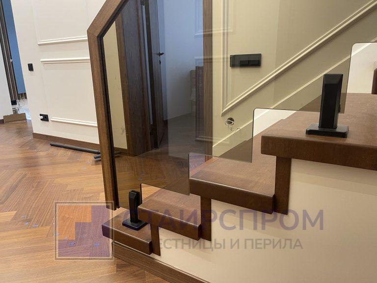 Стеклянные ограждения на стойках из стекла цвета бронза