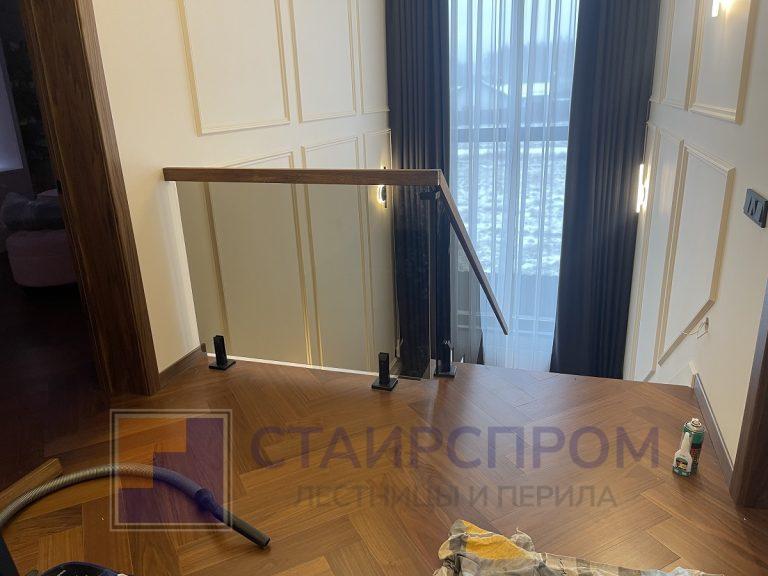 Ограждения из бронзового стекла на черных стойках