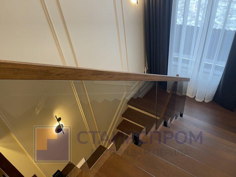 Ограждения из бронзового стекла на черных стойках