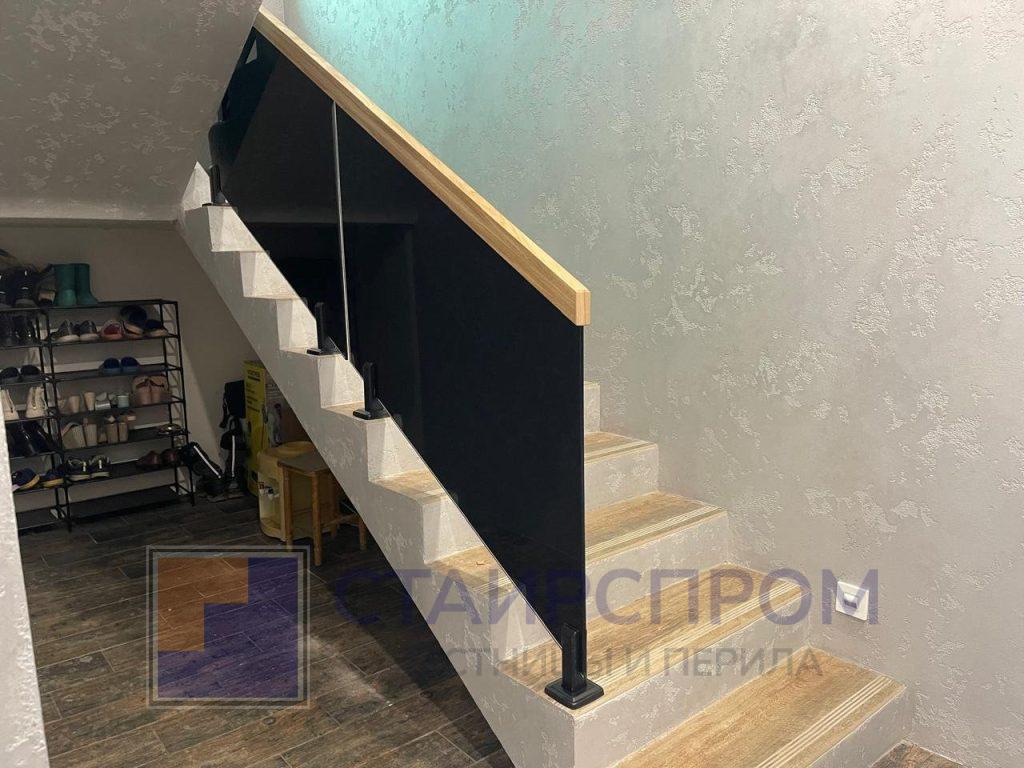 Лестничные ограждения из черного стекла на министойках