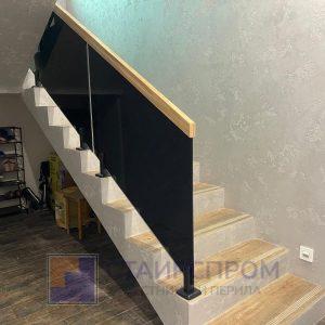 Лестничные ограждения из черного стекла на министойках