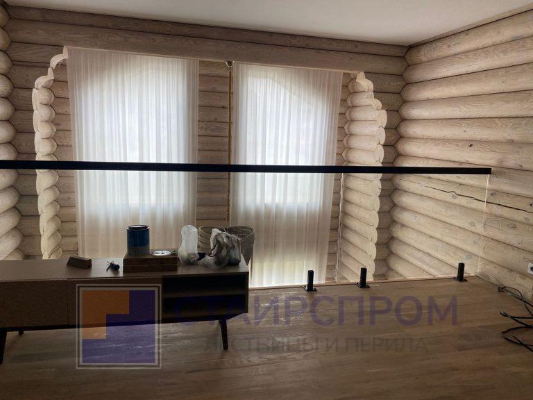 Ограждения лестницы и второго света стеклом на стойках