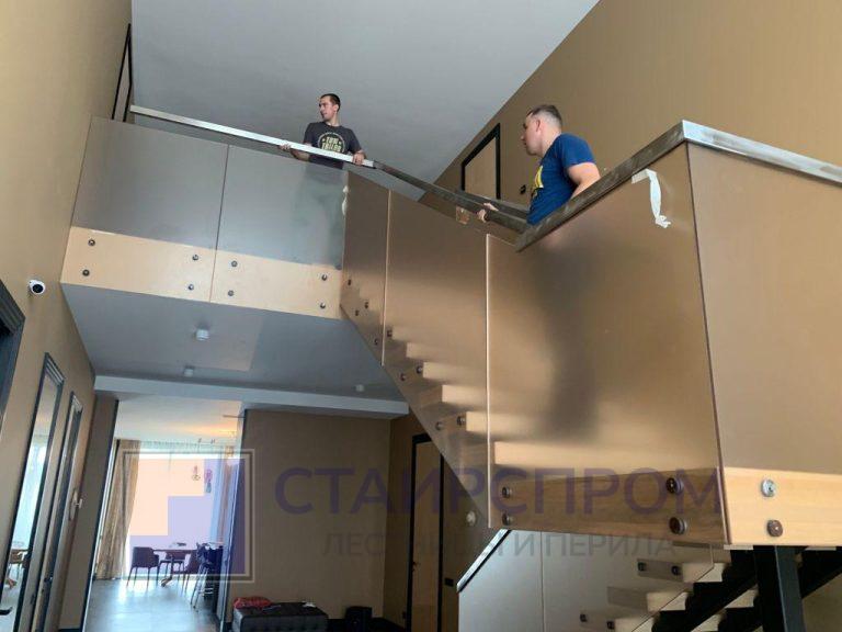 Лестница со стеклянными перилами