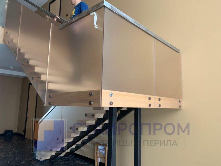 Лестница с ограждением из стекла