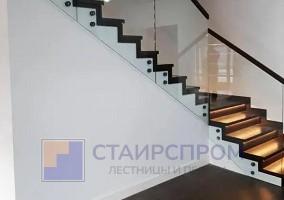 Перила для лестницы из самонесущего стекла на креплениях точка