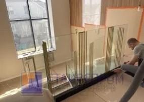 Стеклянные ограждения и нержавейки под золото