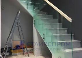 Ограждения лестницы из матированного стекла на точках
