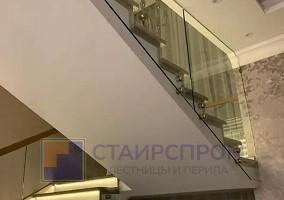 Ограждения бетонной лестницы из самонесущего стекла на точках