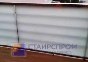 Стеклянные ограждения балкона из белого стекла