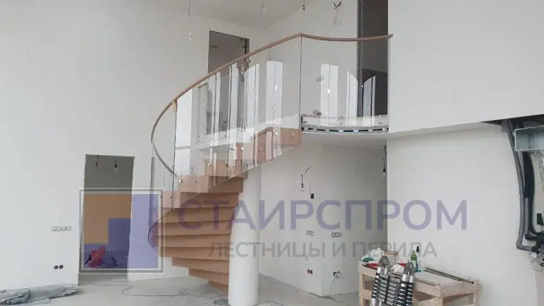 Стеклянные ограждения деревянных винтовых лестниц - 2025 03 19 20.16.13 1