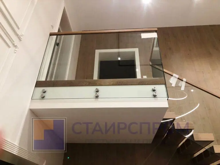 Лестница с консольными ступенями на стекле