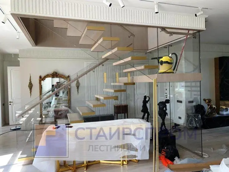 Лестница и перила из стекла