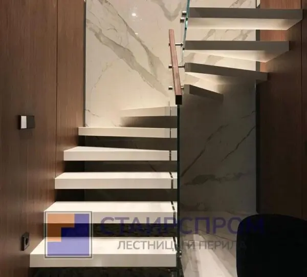 Лестница со ступенями из камня и ограждением из стекла